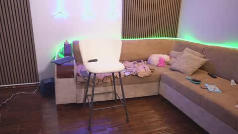 Annemanifique  Anne   Lara Kelly  online show from April 5, 1:15 am