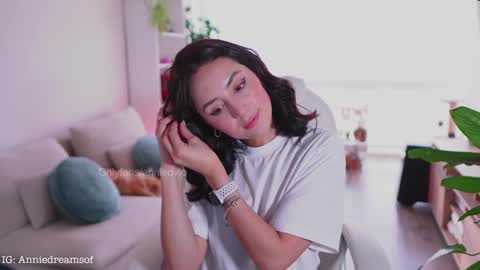 Annie    online show from December 11, 9:55 pm