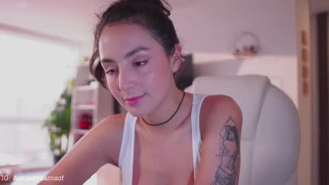 Annie    online show from February 26, 10:32 pm