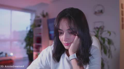 Annie    online show from March 5, 10:33 pm