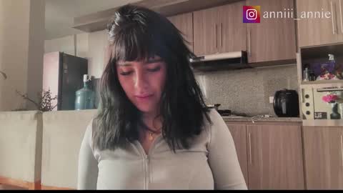 JEANNE no olvides seguirme dont forget follow me  uu online show from November 14, 6:08 pm