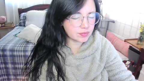 LAURA - A n n i e  S w a n online show from January 15, 4:11 pm