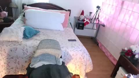 LAURA - A n n i e  S w a n online show from December 19, 3:52 pm