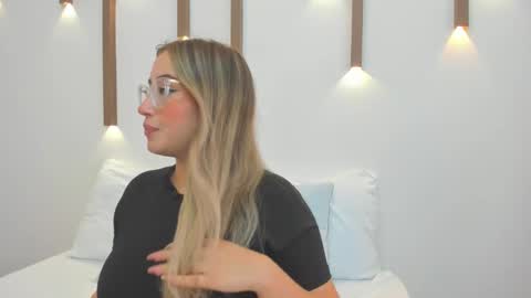 Snapshot of antonella_cutie_ chatting on February 21, 1:44 pm A N T O N E L L A online show from February 21, 1:44 pm