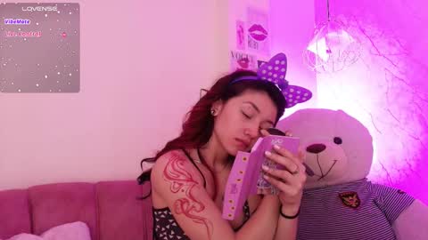 Snapshot of april_bennett chatting on October 1, 12:21 pm online show from October 1, 12:21 pm