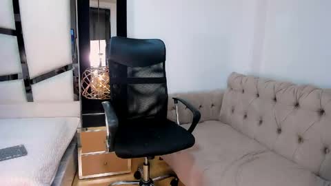 ariannarussell1 online show from May 17, 3:11 pm