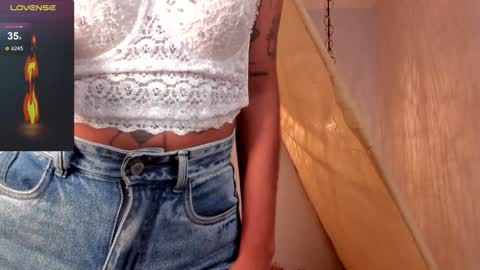 Snapshot of ariella_ruiz chatting on January 5, 12:42 pm A R I online show from January 5, 12:42 pm