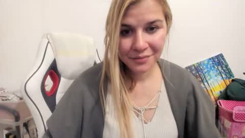 Snapshot of artsyandcraftsy_ chatting on October 19, 10:56 pm MIA online show from October 19, 10:56 pm