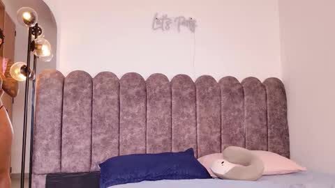 aryascollins online show from January 10, 2:27 am