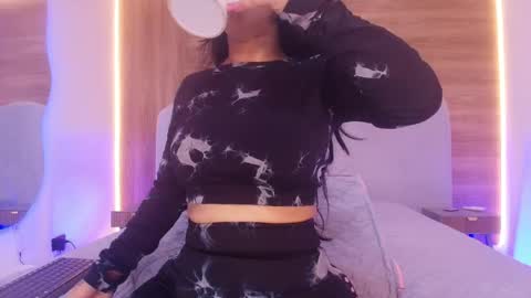 auroraa_miller online show from April 17, 3:08 am