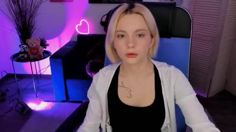 aurorawrenfield online show from November 27, 5:32 am