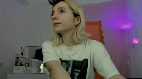 aurorawrenfield online show from April 16, 12:44 am