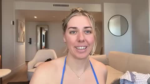 aussielulu online show from April 15, 3:18 am