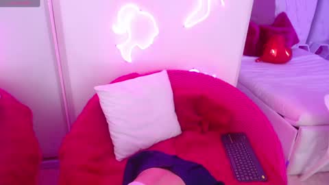 Snapshot of ava_williams_ chatting on February 18, 1:44 pm AVA online show from February 18, 1:44 pm