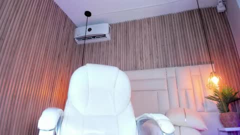 Avy  online show from September 13, 2:03 pm