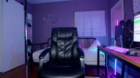 Snapshot of aynmarie chatting on February 13, 10:43 pm mia rand online show from February 13, 10:43 pm