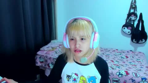 Azu Moure online show from December 4, 4:37 am