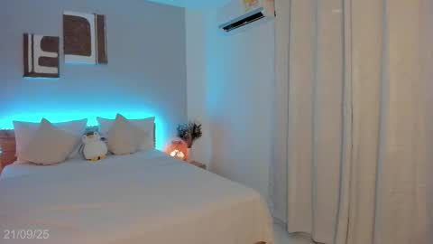 Snapshot of babesexy19_ chatting on September 22, 2:32 am itzell online show from September 22, 2:32 am
