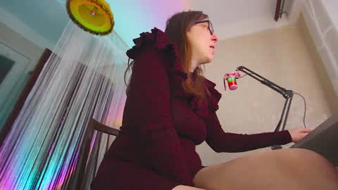 Snapshot of badwebcamgirl chatting on December 10, 11:32 am engely online show from December 10, 11:32 am