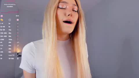 Mia online show from April 12, 4:10 pm