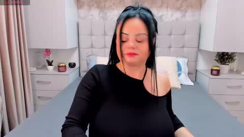 larra online show from November 24, 9:44 am