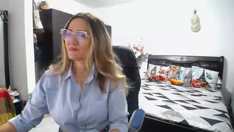 Snapshot of bella_ghisell chatting on January 15, 11:40 pm Bella online show from January 15, 11:40 pm