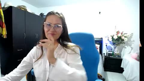 Snapshot of bella_ghisell chatting on October 1, 10:37 pm Bella online show from October 1, 10:37 pm