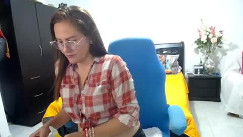 Snapshot of bella_ghisell chatting on October 31, 12:23 am Bella online show from October 31, 12:23 am