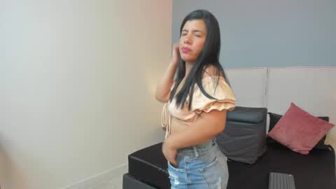 bella_roxanne online show from April 8, 7:49 pm