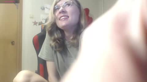 Snapshot of bettyburns chatting on February 25, 6:33 pm Betty online show from February 25, 6:33 pm