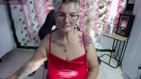 Snapshot of bety_cum3 chatting on February 14, 1:40 pm bibiana online show from February 14, 1:40 pm