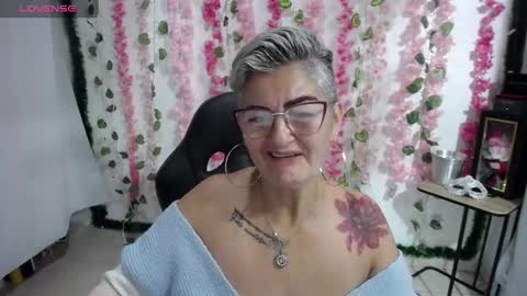Snapshot of bety_cum3 chatting on February 19, 8:55 am bibiana online show from February 19, 8:55 am