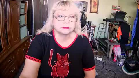 BeverlyQCynia online show from September 25, 9:30 am