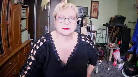 BeverlyQCynia online show from October 9, 10:19 am