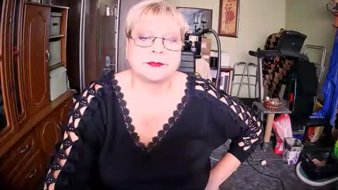 BeverlyQCynia online show from October 12, 9:44 am