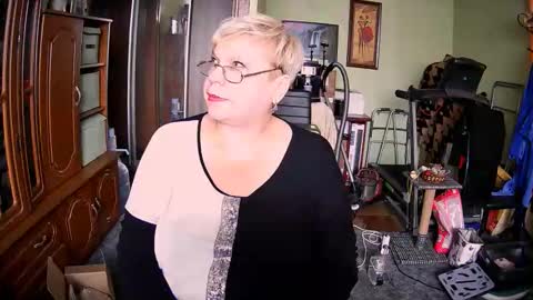 BeverlyQCynia online show from October 5, 11:15 am