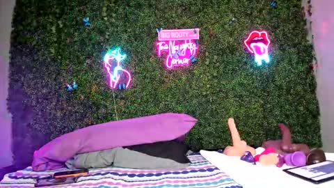 bigbuttsarena online show from April 15, 5:41 am