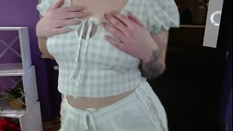 Z O E Y online show from April 8, 5:09 am