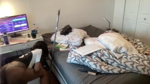 bloggirllaurel online show from February 5, 8:12 pm