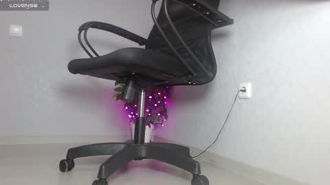 Im Di. I smell naked even when Im dressed. online show from December 9, 9:39 am