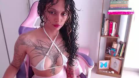 Im Abril .. Nice to meet you  thumb up me please its important  INDEPENDENT MODEL online show from April 6, 7:04 pm