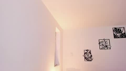     online show from April 12, 9:39 pm