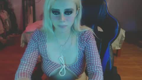 Snapshot of bubblebut11 chatting on December 19, 1:50 am Isabella but call me isa online show from December 19, 1:50 am