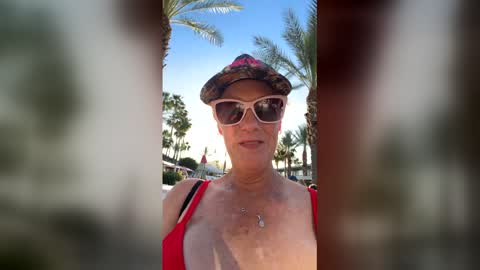 Bee and John online show from April 21, 1:09 am