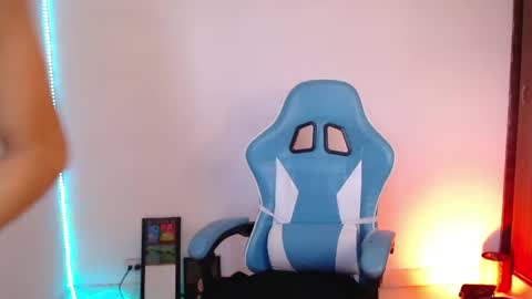 callmebluee online show from April 11, 6:00 pm