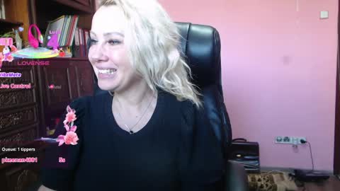 candy_hellenx online show from April 14, 1:44 pm