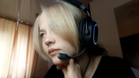 Mia online show from April 10, 11:27 am