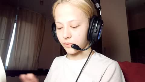 Mia online show from April 16, 3:23 pm