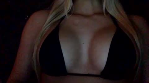 Snapshot of cantfitmybra chatting on October 11, 7:16 pm your queen online show from October 11, 7:16 pm