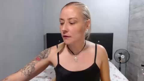 Snapshot of caro_milf_ chatting on September 27, 1:02 am Caro milf online show from September 27, 1:02 am
